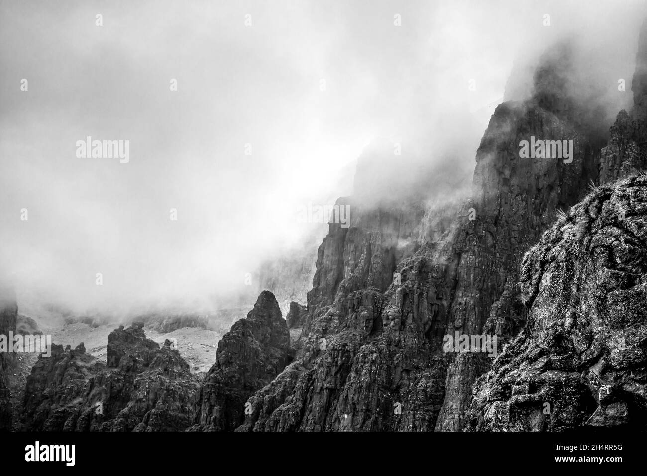 Nebbia che scende lungo le frastagliate scogliere di basalto nelle montagne superiori di Drakensberg del Sud Africa, vicino al confine del Lesotho. Il cambiamento rapido noi Foto Stock