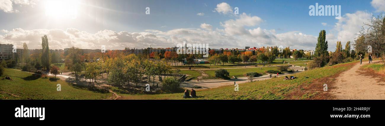 Berliner Mauerpark im Herbst, Panorama, Prenzlauer Berg, Berlino, Germania, Foto Stock