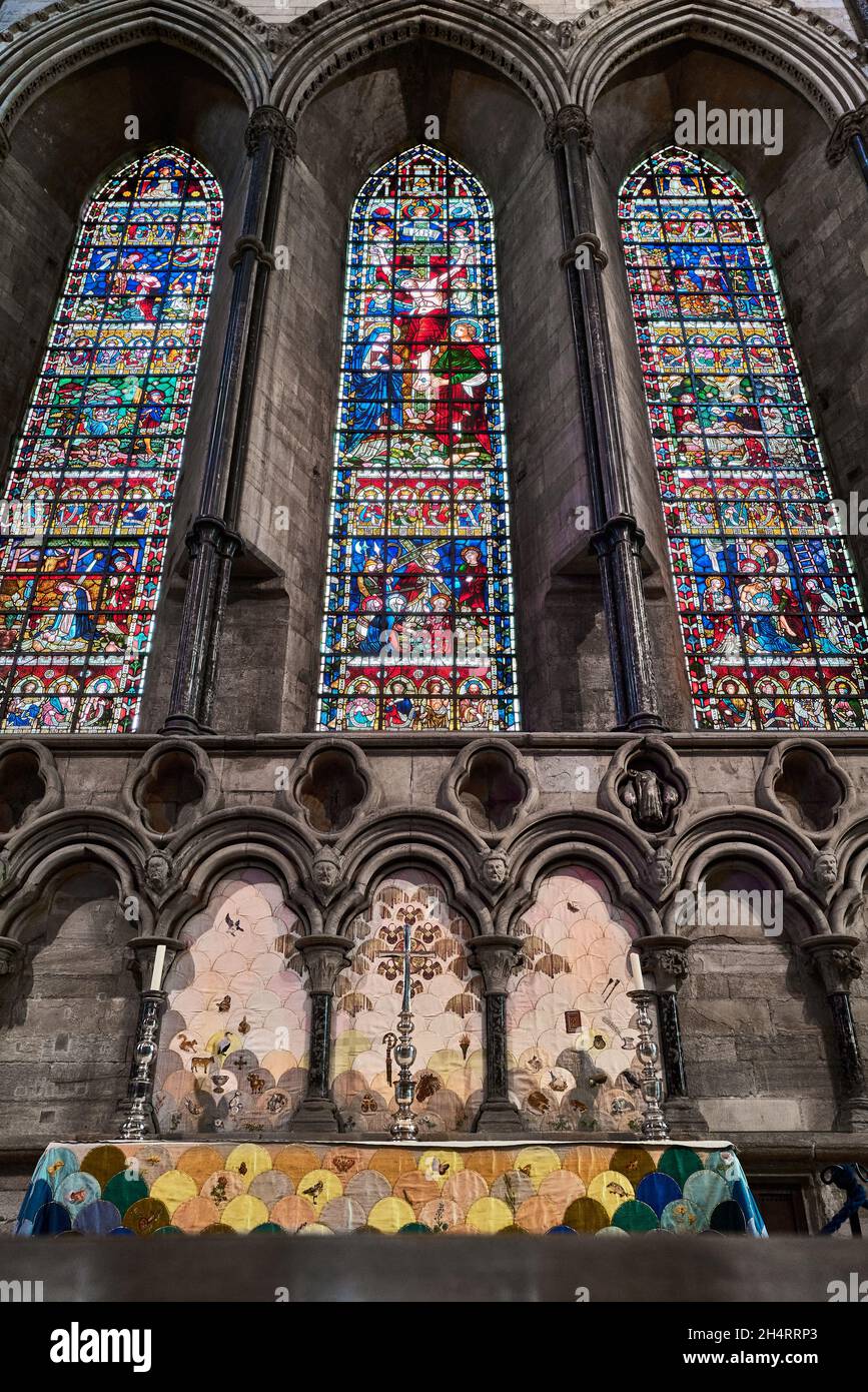 Altare e vetrate nella cappella dei nove altari della cattedrale di Durham, Inghilterra. Foto Stock