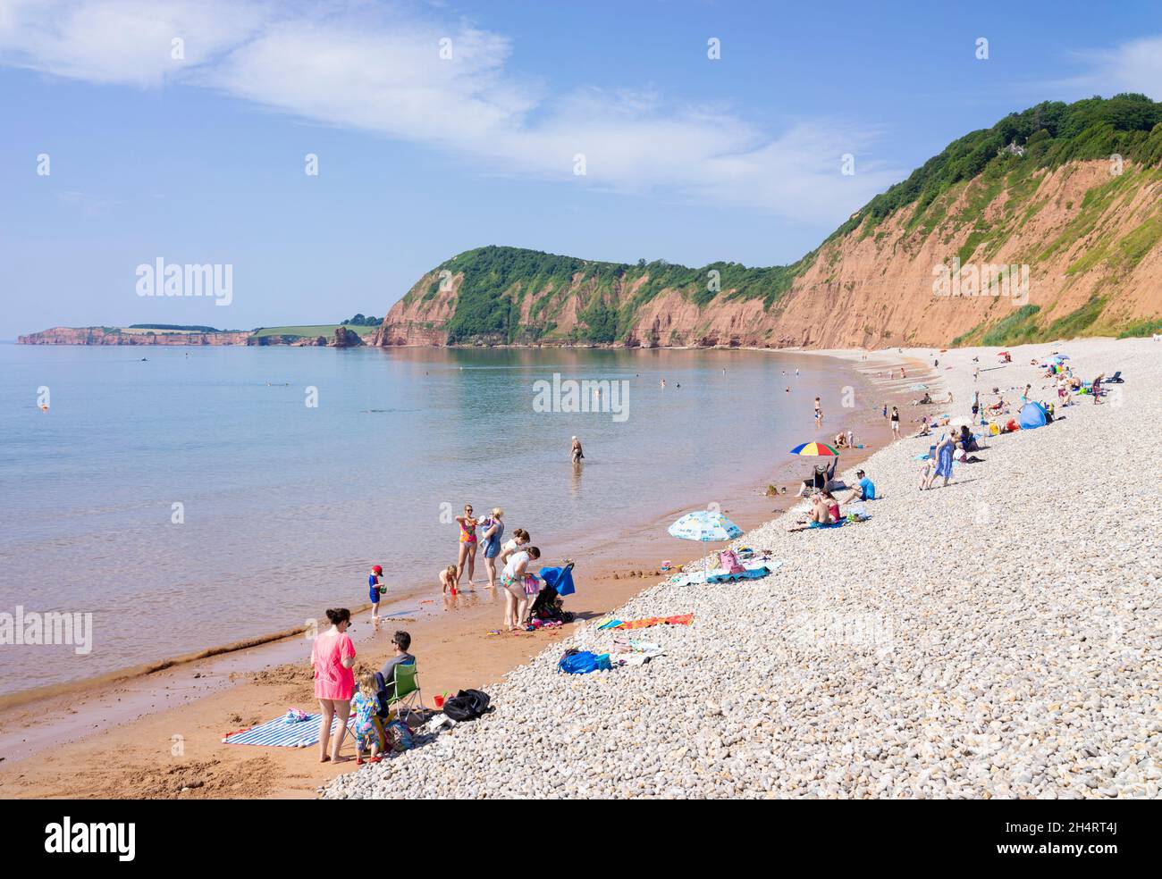 Famiglie Sidmouth Devon sulla spiaggia di Jacobs Ladder Beach sotto Peak Hill Sidmouth Town Sidmouth Devon Inghilterra Regno Unito GB Europa Foto Stock