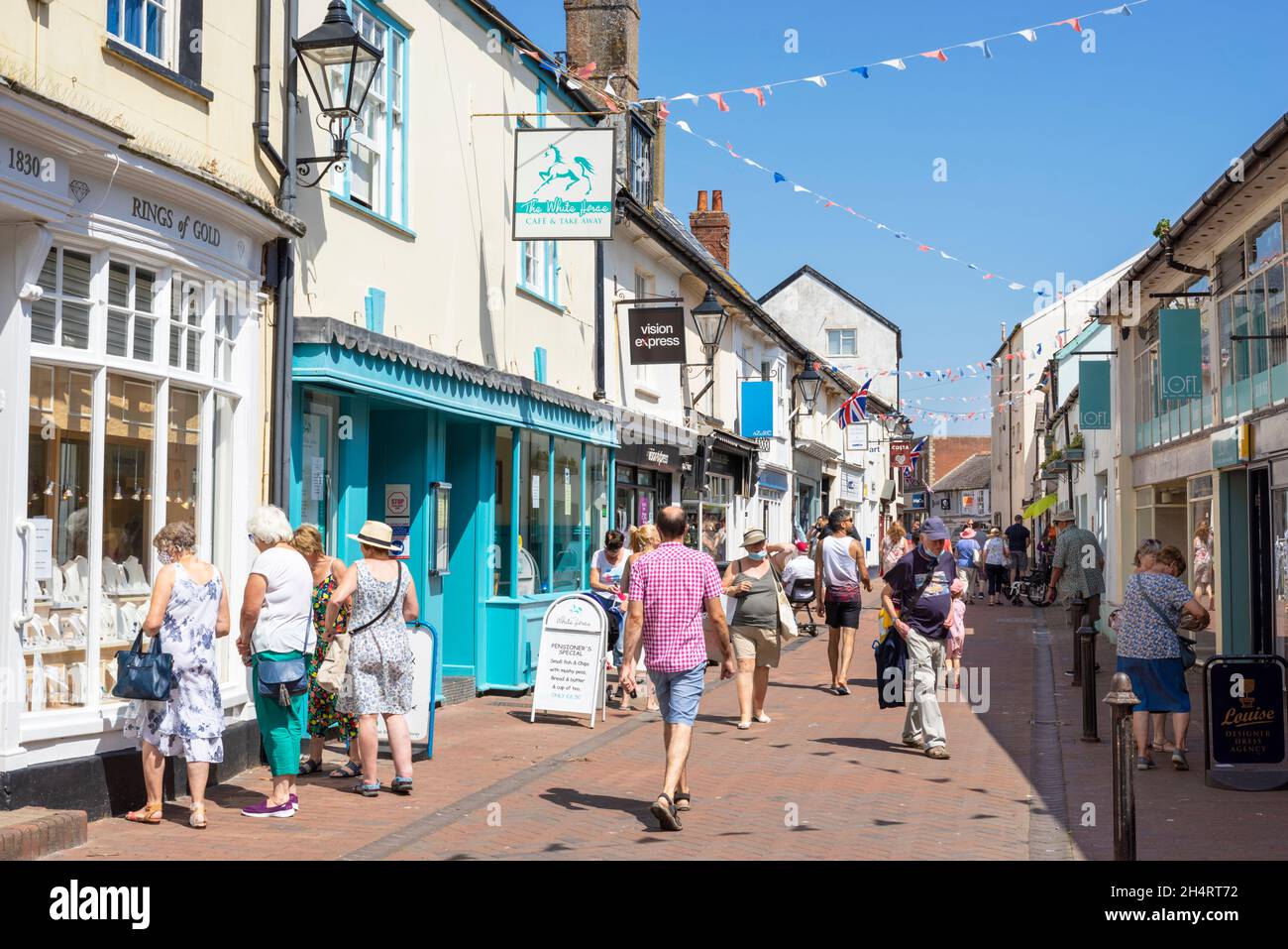 Sidmouth Devon gente che fa shopping nei negozi nei caffè e nelle piccole imprese in Old Fore Street Sidmouth Town Centre Sidmouth Devon Inghilterra Regno Unito GB Europa Foto Stock