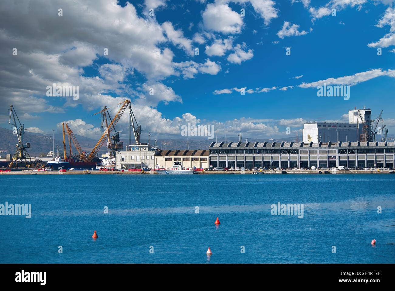 Volos, Grecia. Bella città, il porto principale. Combina montagna e mare, destinazione outrist. Foto Stock