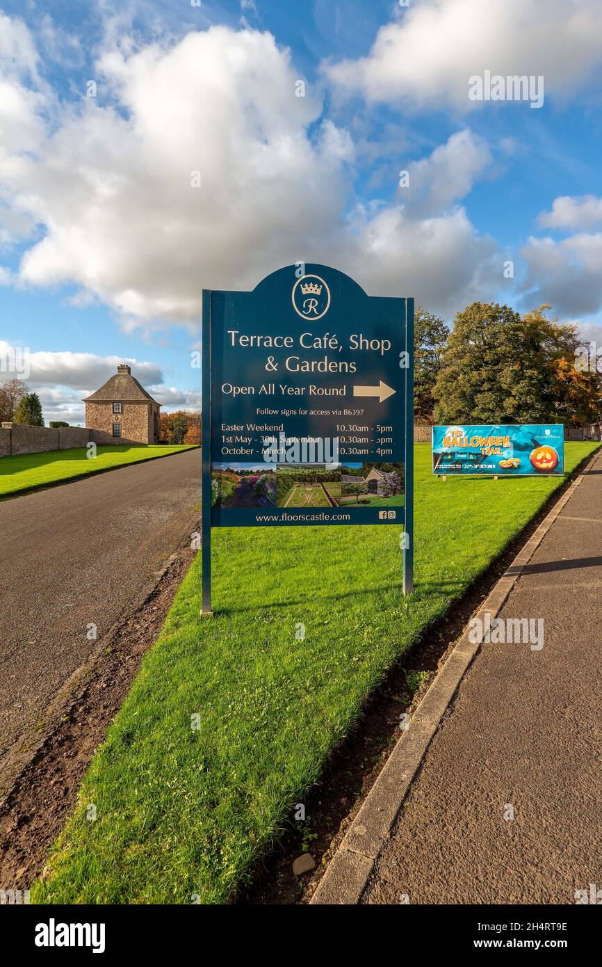 Indicazioni per Floors Castle sugli orari di apertura e le indicazioni per Kelso, Scottish Borders Scotland, UK Foto Stock