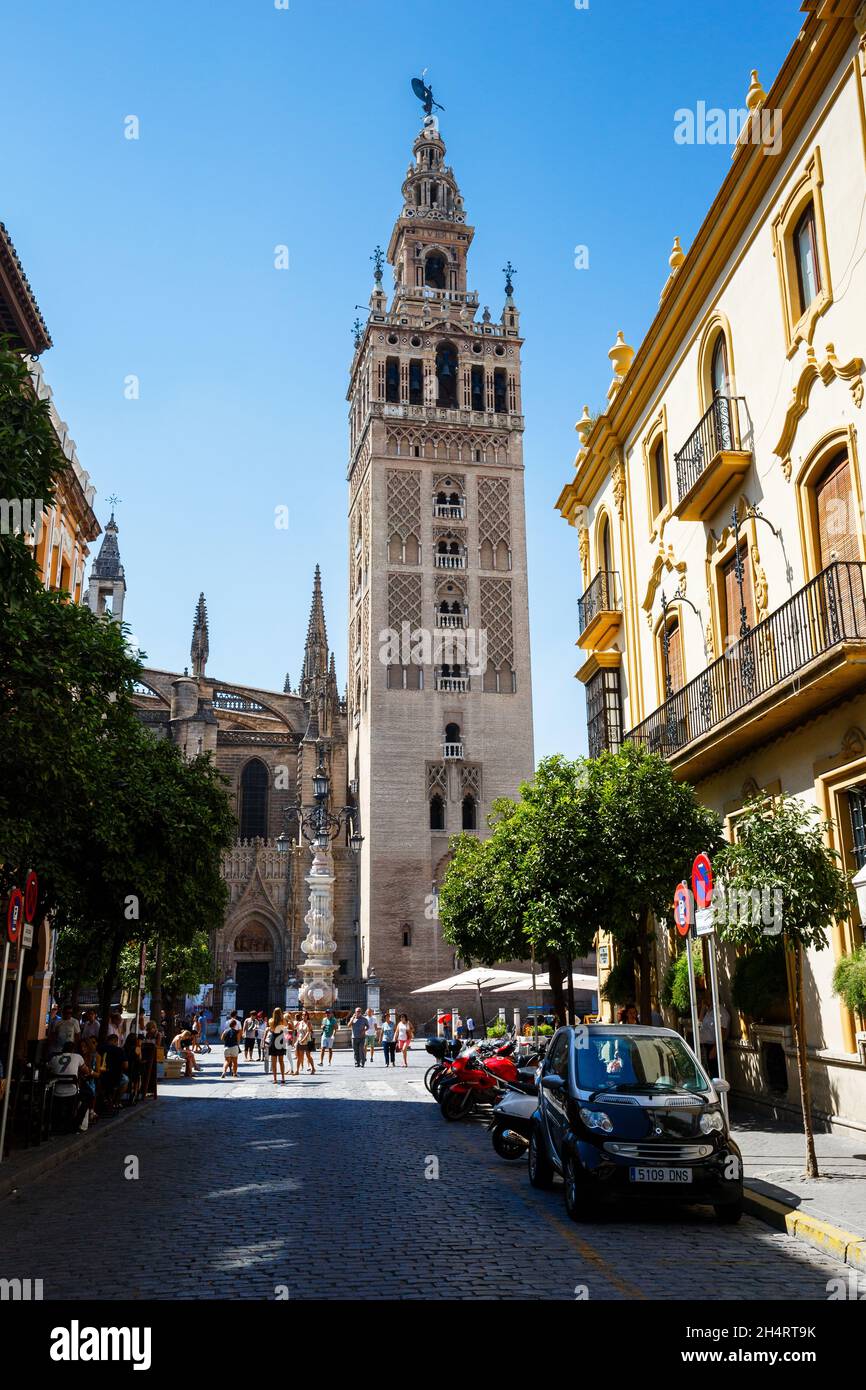 Siviglia, SPAGNA - 09 settembre 2015: Torre Giralda della Cattedrale di Santa Maria del See, Andalusia. Statua di El Giraldillo o Trionfo del Vic Foto Stock