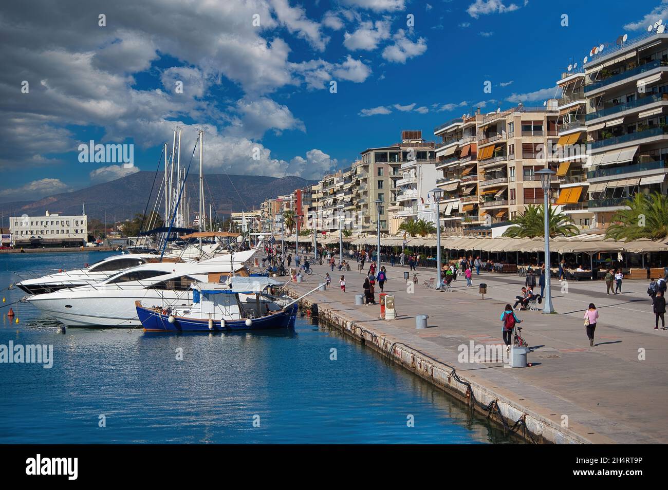 Volos, Grecia. Bella città, il porto principale. Combina montagna e mare, destinazione outrist. Foto Stock