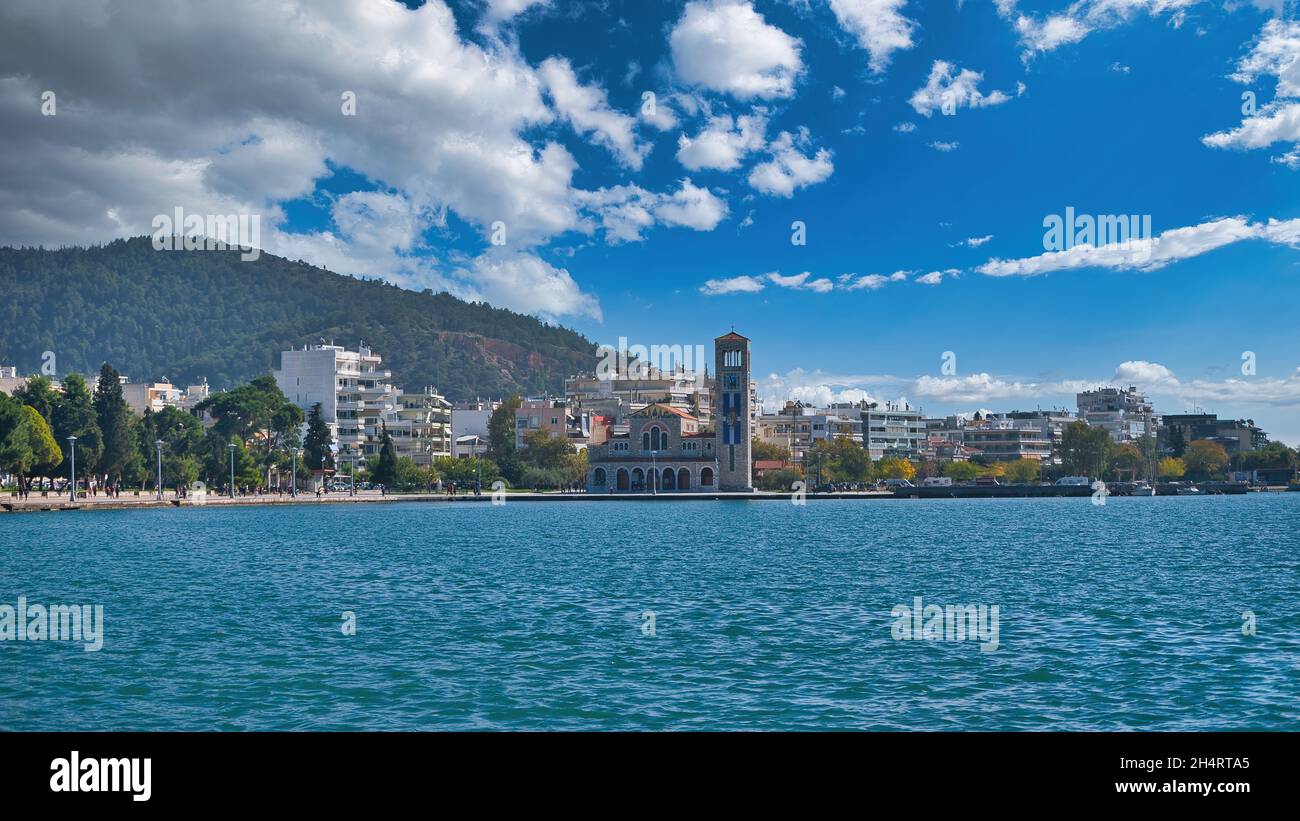 Volos, Grecia. Bella città, il porto principale. Combina montagna e mare, una meravigliosa destinazione turistica. Volos, Grecia 11-3-2021 Foto Stock