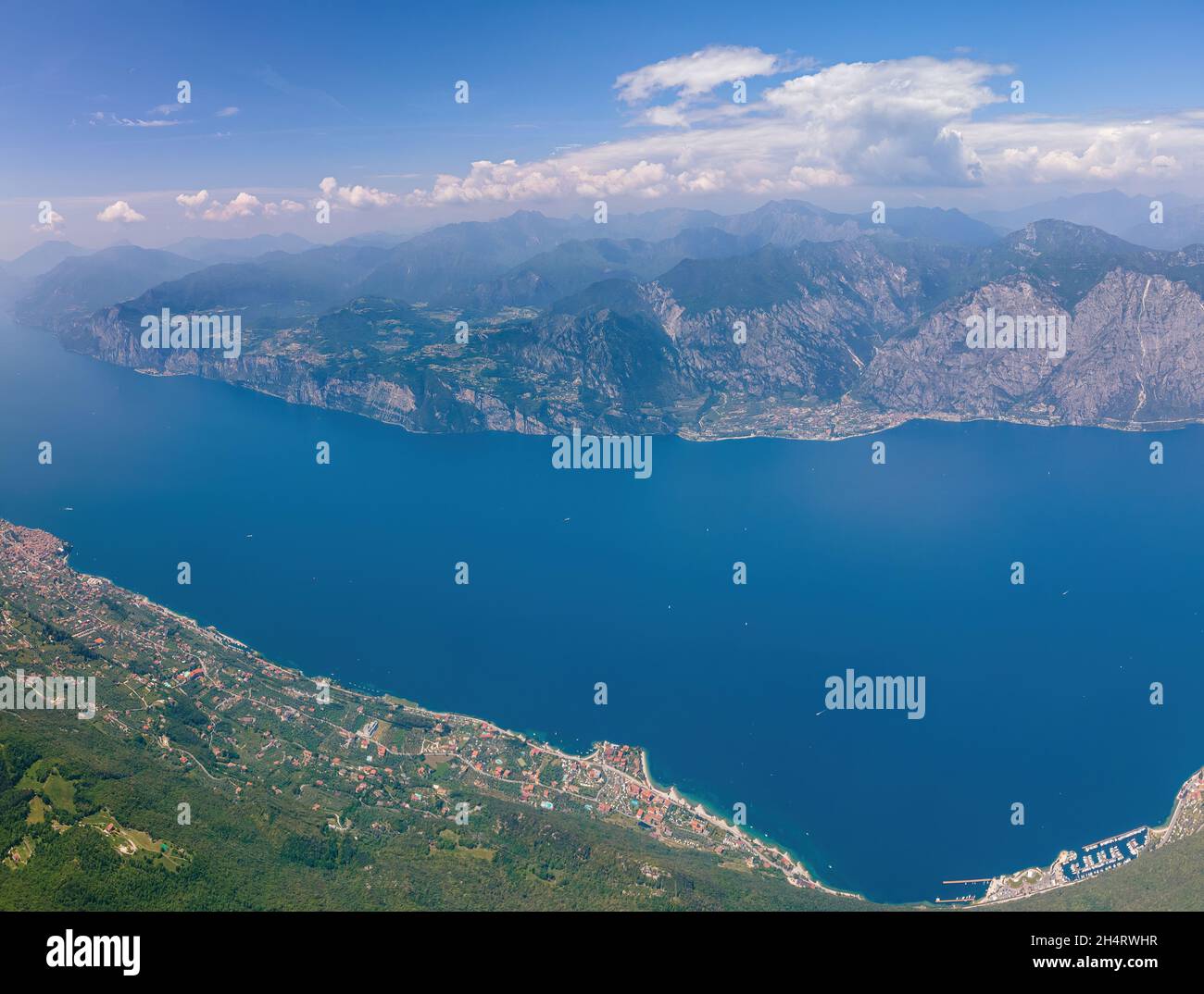 Malcesine Top View attraverso le montagne Foto Stock