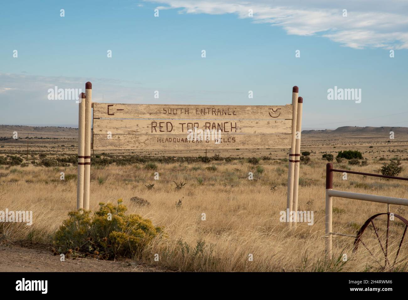 Un cartello rustico in legno fatto a mano appeso all'ingresso sud per il Red Top Ranch nella contea di Pueblo, Colorado, USA. Foto Stock