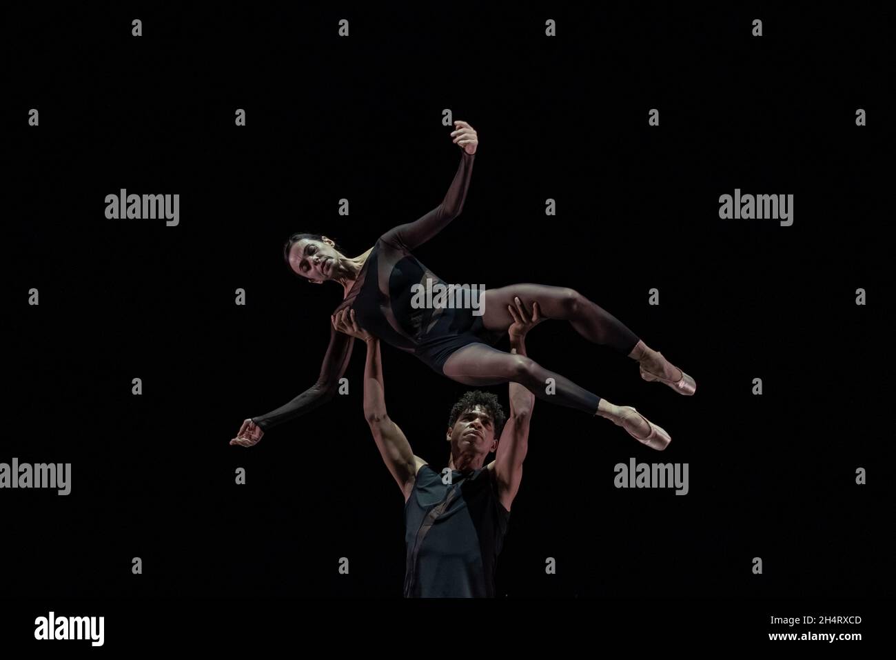 Le star del balletto Carlos Acosta e Alessandra Ferri suonano al teatro Sadler's Wells la prima mondiale di un nuovo duetto del coreografo Goyo Montero, Regno Unito. Foto Stock