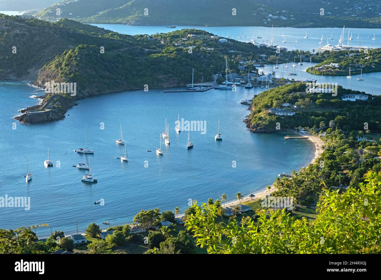 Vista aerea su barche a vela e yacht ancorati nelle baie di English Harbour e Falmouth Harbour sulla costa meridionale dell'isola di Antigua, Caraibi Foto Stock