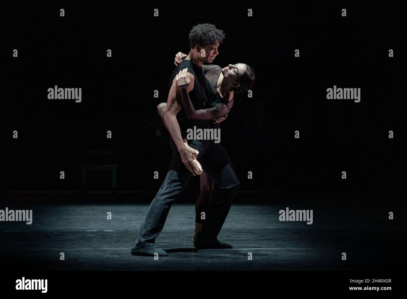 Le star del balletto Carlos Acosta e Alessandra Ferri suonano al teatro Sadler's Wells la prima mondiale di un nuovo duetto del coreografo Goyo Montero, Regno Unito. Foto Stock