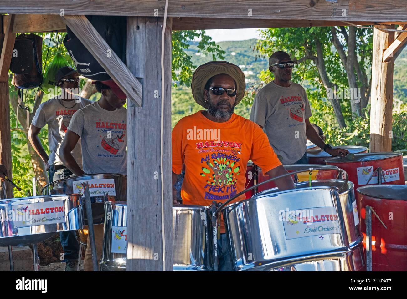 Tradizionale drum band in acciaio che suona le tane a Shirley Heights sulla costa meridionale dell'isola Antigua, le piccole Antille nel Mar dei Caraibi Foto Stock