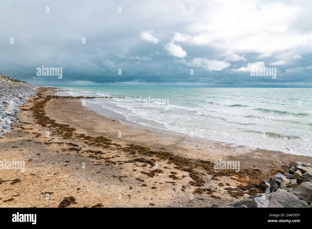 Spiaggia a Agon-Coutainville in Normandia, dopo la tempesta di tuoni, bella luce Foto Stock