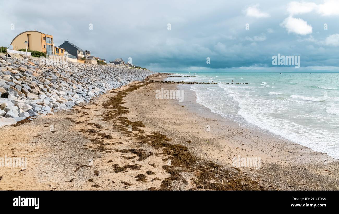 Bella spiaggia a Agon-Coutainville in Normandia, con case sulla costa Foto Stock