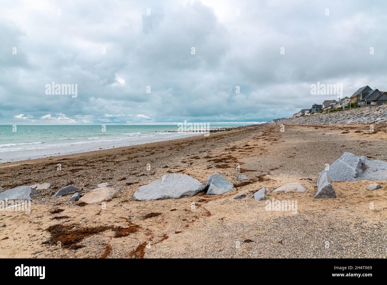 Bella spiaggia a Agon-Coutainville in Normandia, con case sulla costa Foto Stock