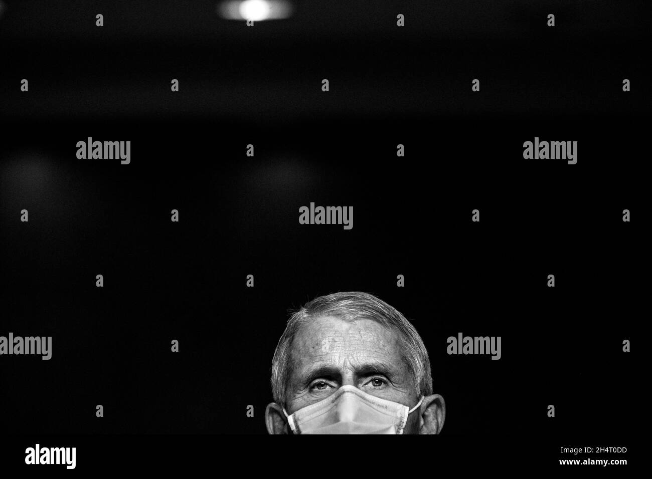 Washington, Vereinigte Staaten. 4 novembre 2021. Anthony Fauci, MD, Direttore, Istituto Nazionale di allergie e malattie infettive, Istituti nazionali di Salute, appare dinanzi ad un Comitato del Senato per la Salute, l'Educazione, il lavoro, E le Pensioni si sono sentite per esaminare la strada da percorrere per la risposta COVID-19, concentrandosi sui prossimi passi, nel Dirksen Senate Office Building a Washington, DC, Giovedi, 4 novembre 2021. Credit: Rod Lammey/CNP/dpa/Alamy Live News Foto Stock