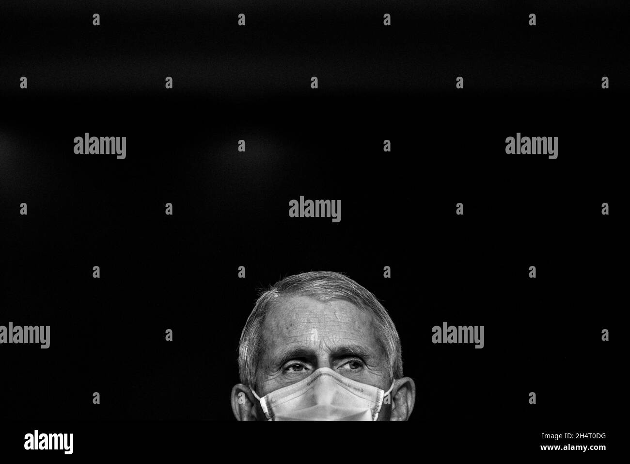 Washington, Vereinigte Staaten. 4 novembre 2021. Anthony Fauci, MD, Direttore, Istituto Nazionale di allergie e malattie infettive, Istituti nazionali di Salute, appare dinanzi ad un Comitato del Senato per la Salute, l'Educazione, il lavoro, E le Pensioni si sono sentite per esaminare la strada da percorrere per la risposta COVID-19, concentrandosi sui prossimi passi, nel Dirksen Senate Office Building a Washington, DC, Giovedi, 4 novembre 2021. Credit: Rod Lammey/CNP/dpa/Alamy Live News Foto Stock