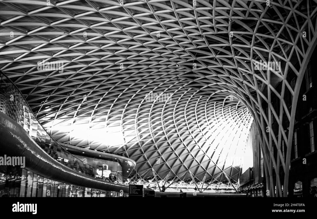 Soffitto semicircolare a volta presso la stazione King's Cross, Londra, Regno Unito Foto Stock