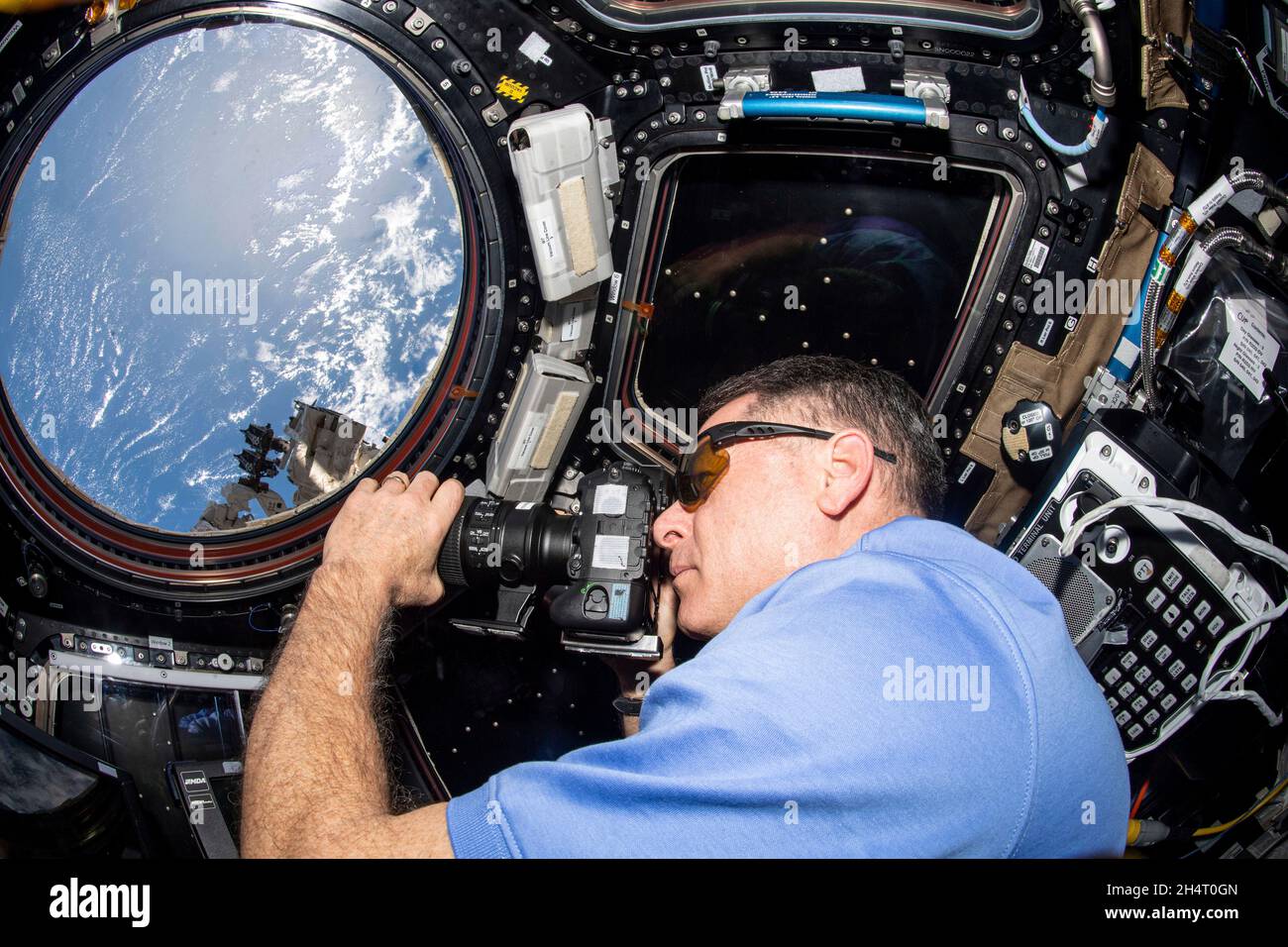 Shane Kimbrough, astronauta della NASA e spedizione 65, ingegnere di volo, fotografa la Terra sottostante mentre la Stazione spaziale Internazionale orbitava a 263 miglia sopra l'Oceano Atlantico al largo della costa del Brasile il 30 agosto 2021. Credito: NASA via CNP Foto Stock