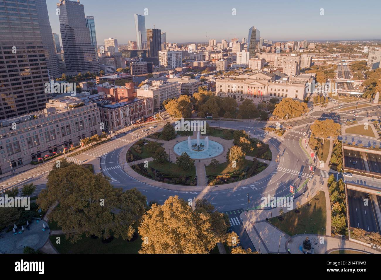 Logan Square e Philadelphia Skyline, in centro. Pennsylvania, Stati Uniti. Il centro del cerchio di traffico presenta una grande fontana con statuario whimsical, giardino ar Foto Stock