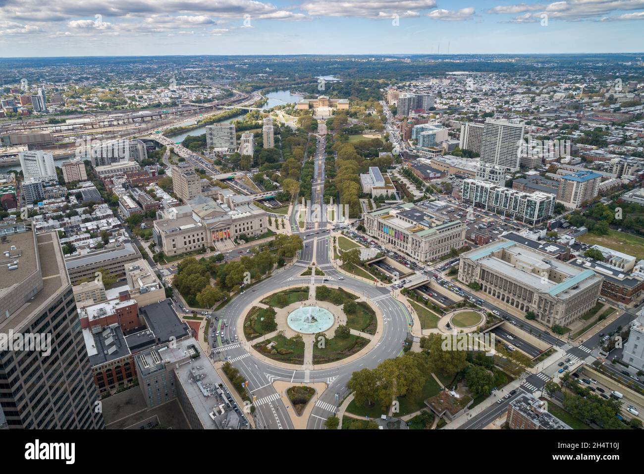 Logan Square e Philadelphia Skyline, in centro. Pennsylvania, Stati Uniti. Il centro del cerchio di traffico presenta una grande fontana con statuario whimsical, giardino ar Foto Stock