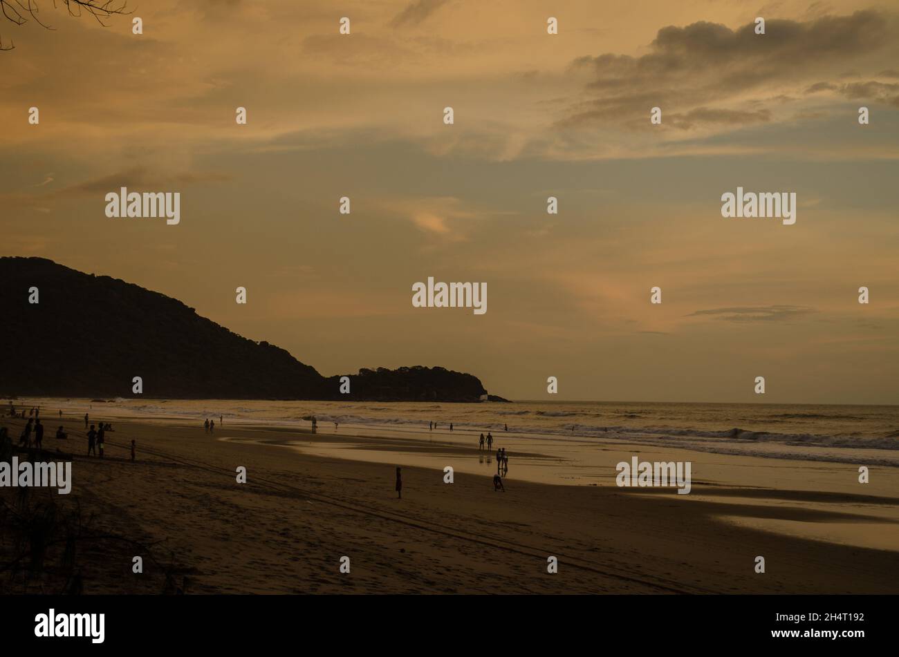 Bellissimo tramonto colorato a Anjuna Beach, Goa Foto Stock