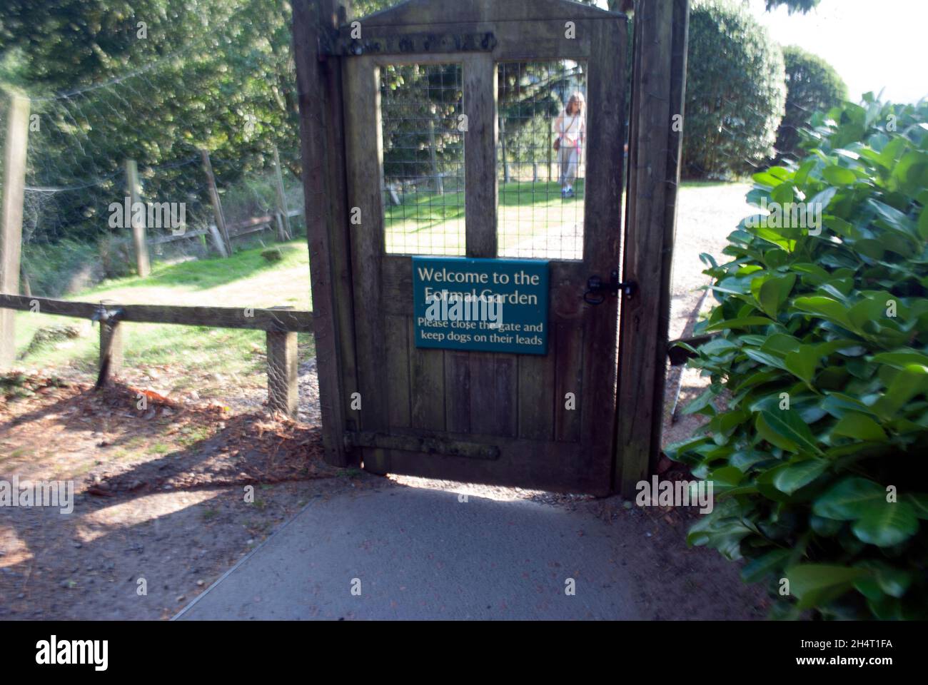 Cancello all'ingresso con il cartello "Welcome to formale Garden" per formale Garden Cragside, Rothbury, Northumberland, Inghilterra, Regno Unito, Regno Unito Foto Stock