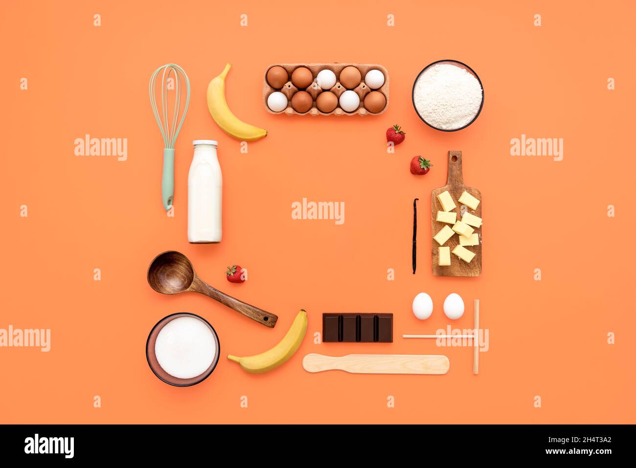 Cibo lavorato a maglia su sfondo arancione con ingredienti crepes e utensili da cucina. Fare crepes piatto, utensili da cucina, e gli ingredienti disposti con Foto Stock
