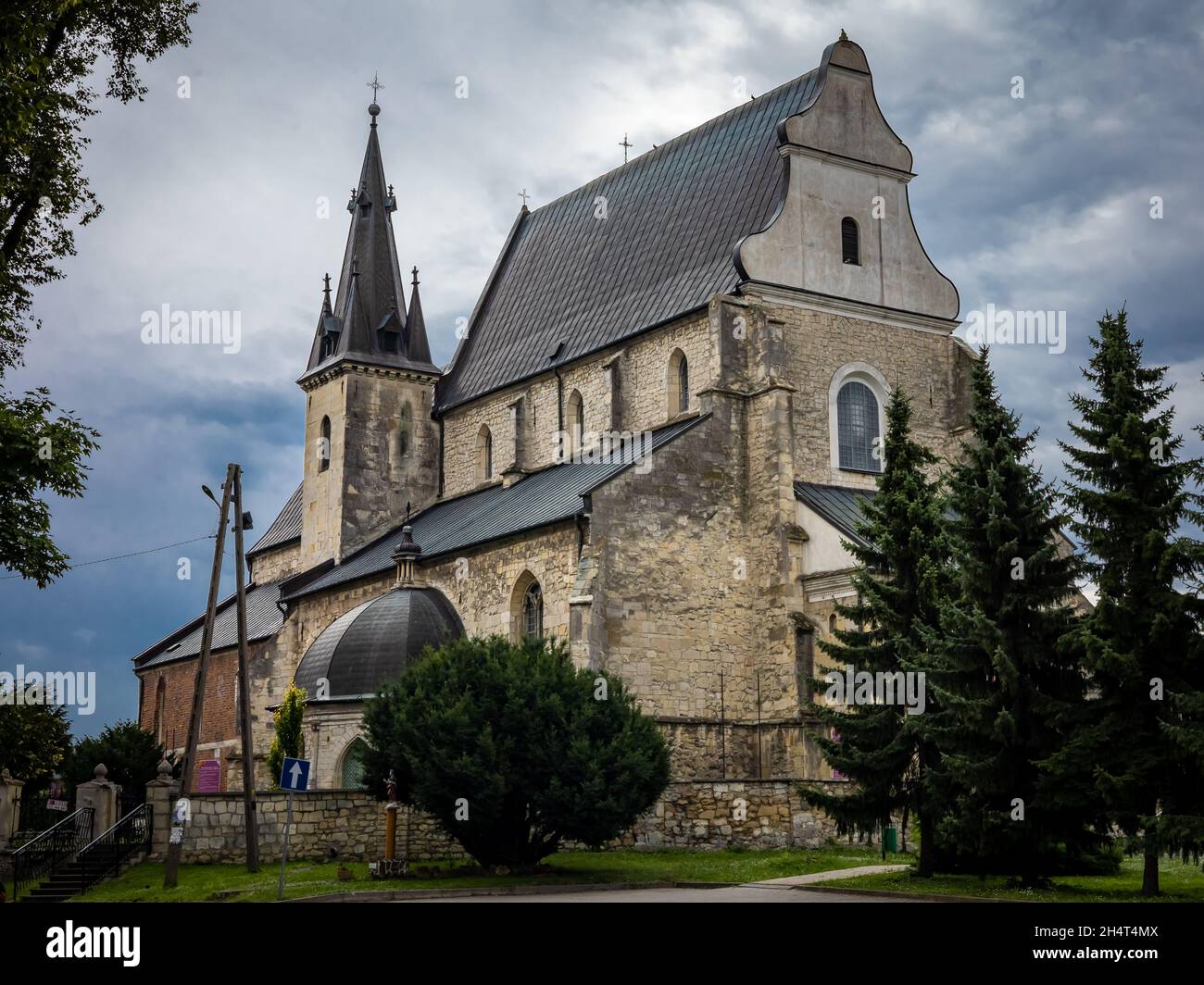 Skalbmierz, POLONIA - 1 agosto 2021: Una chiesa medievale in pietra. Foto Stock