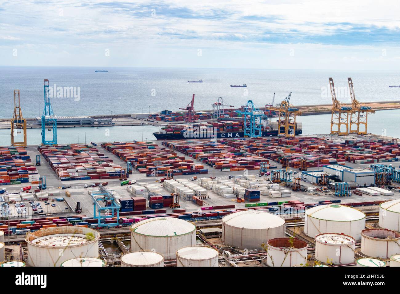Barcellona, Spagna - 21 settembre 2021: Porto e industria dei container di Barcellona. Container nel porto della città. Barcellona è un importante porto europeo. Foto Stock