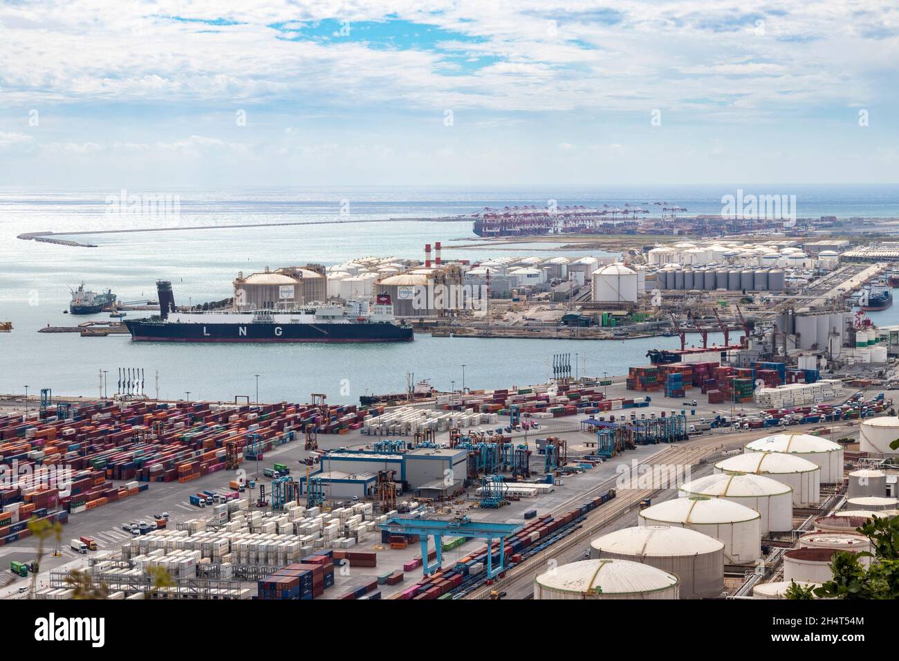 Barcellona, Spagna - 21 settembre 2021: Porto e industria dei container di Barcellona. Container nel porto della città. Barcellona è un importante porto europeo. Foto Stock