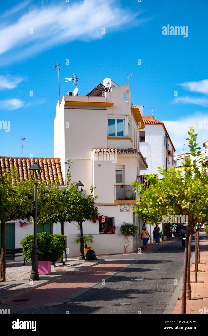 Una strada tipica nella città vecchia di Estepona con vasi di fiori colorati. Estepona, Andalusia, Spagna Foto Stock