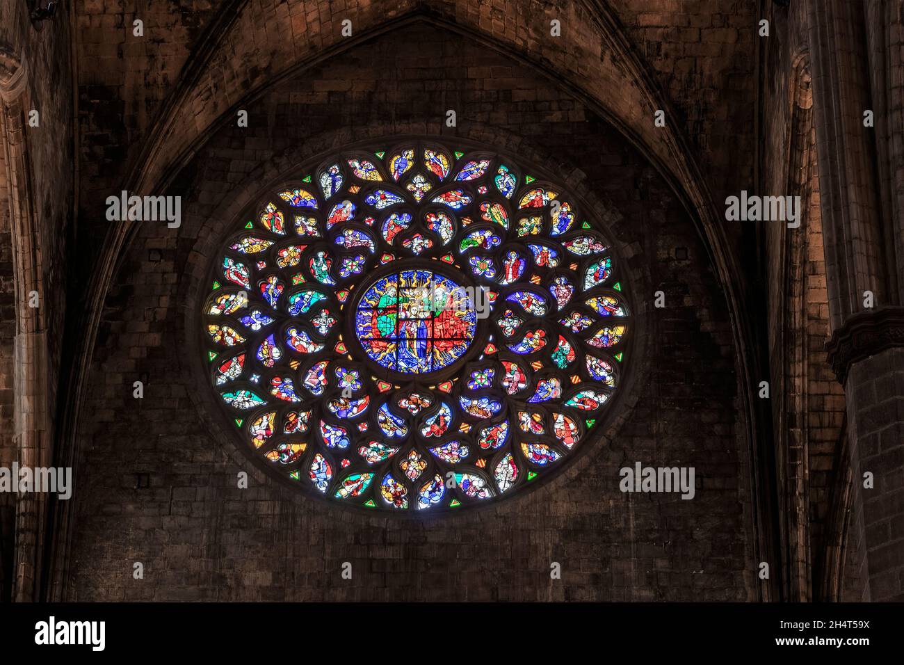 Barcellona, Spagna - 21 settembre 2021: Rosone di Santa María del Mar all'interno della basilica situata nella città di Barcellona, Catalogna, Spagna. Ha Foto Stock