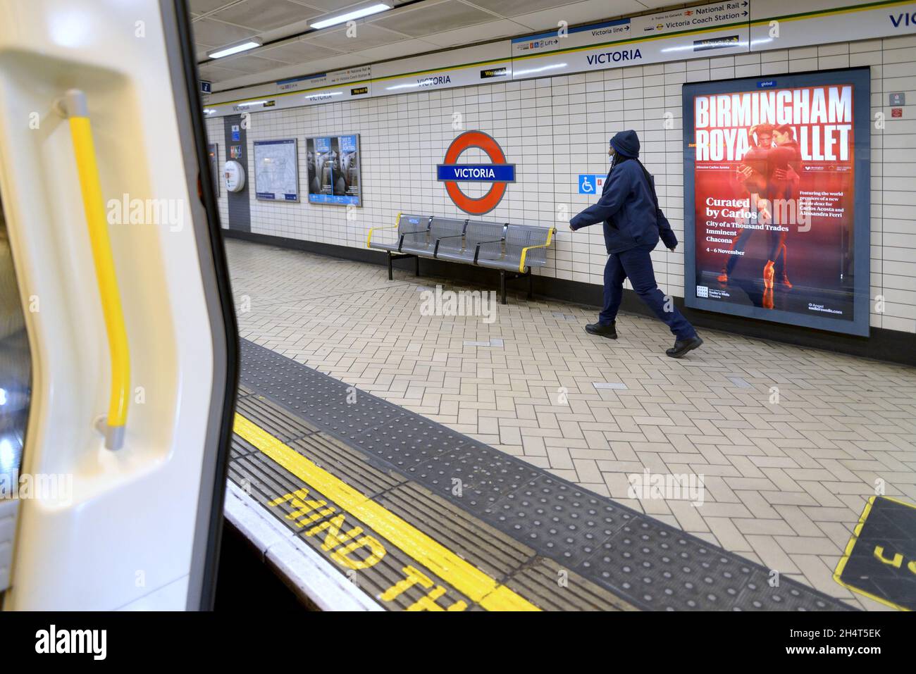 Londra, Inghilterra, Regno Unito. Metropolitana di Londra - stazione metropolitana Victoria Foto Stock