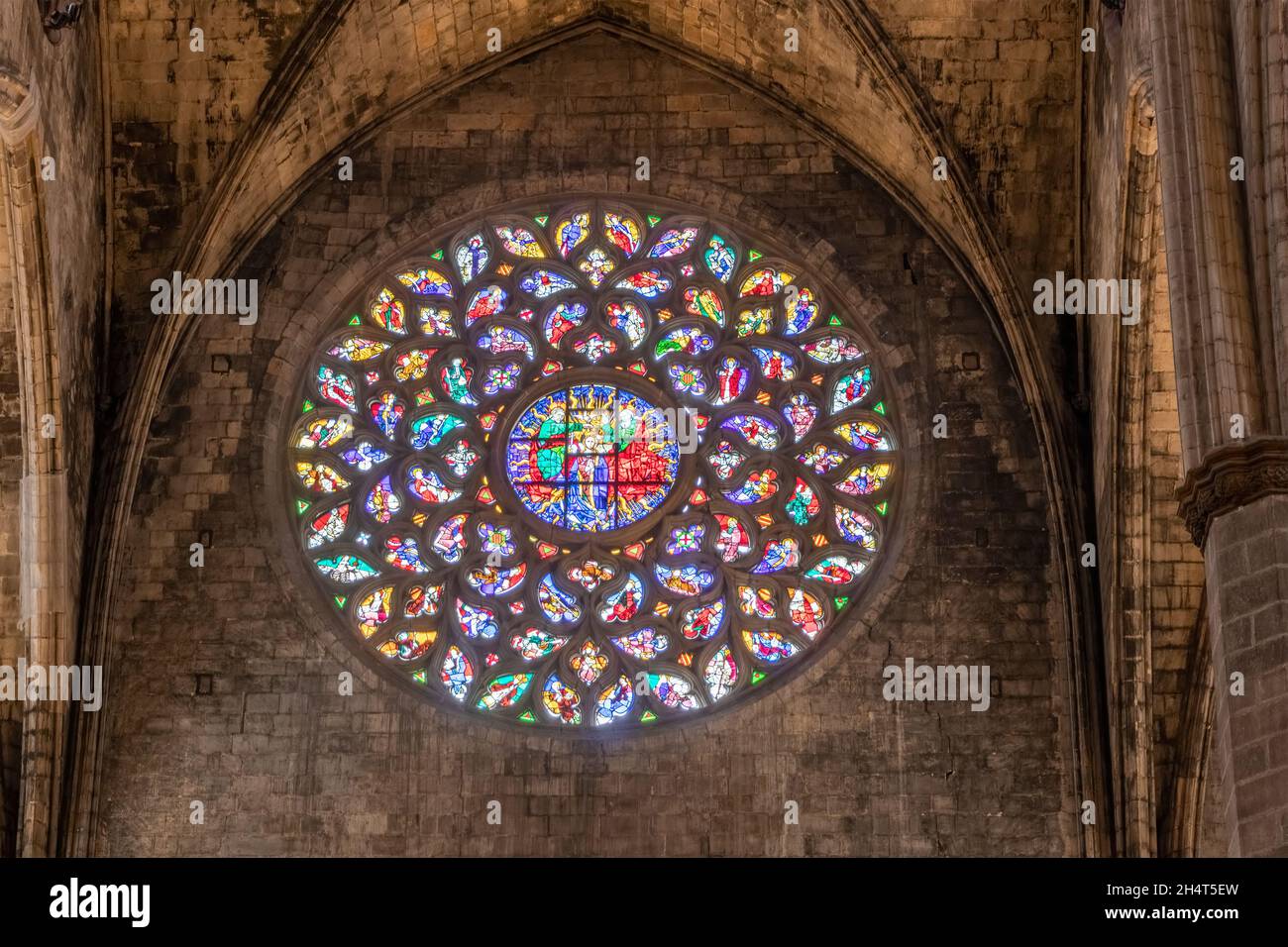 Barcellona, Spagna - 21 settembre 2021: Rosone di Santa María del Mar all'interno della basilica situata nella città di Barcellona, Catalogna, Spagna. Ha Foto Stock
