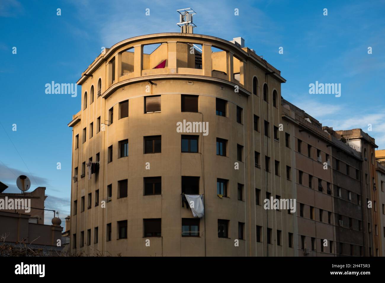 Vecchio edificio nel centro della città. Edificio con il sole e il cielo blu. Città rustica. Foto Stock