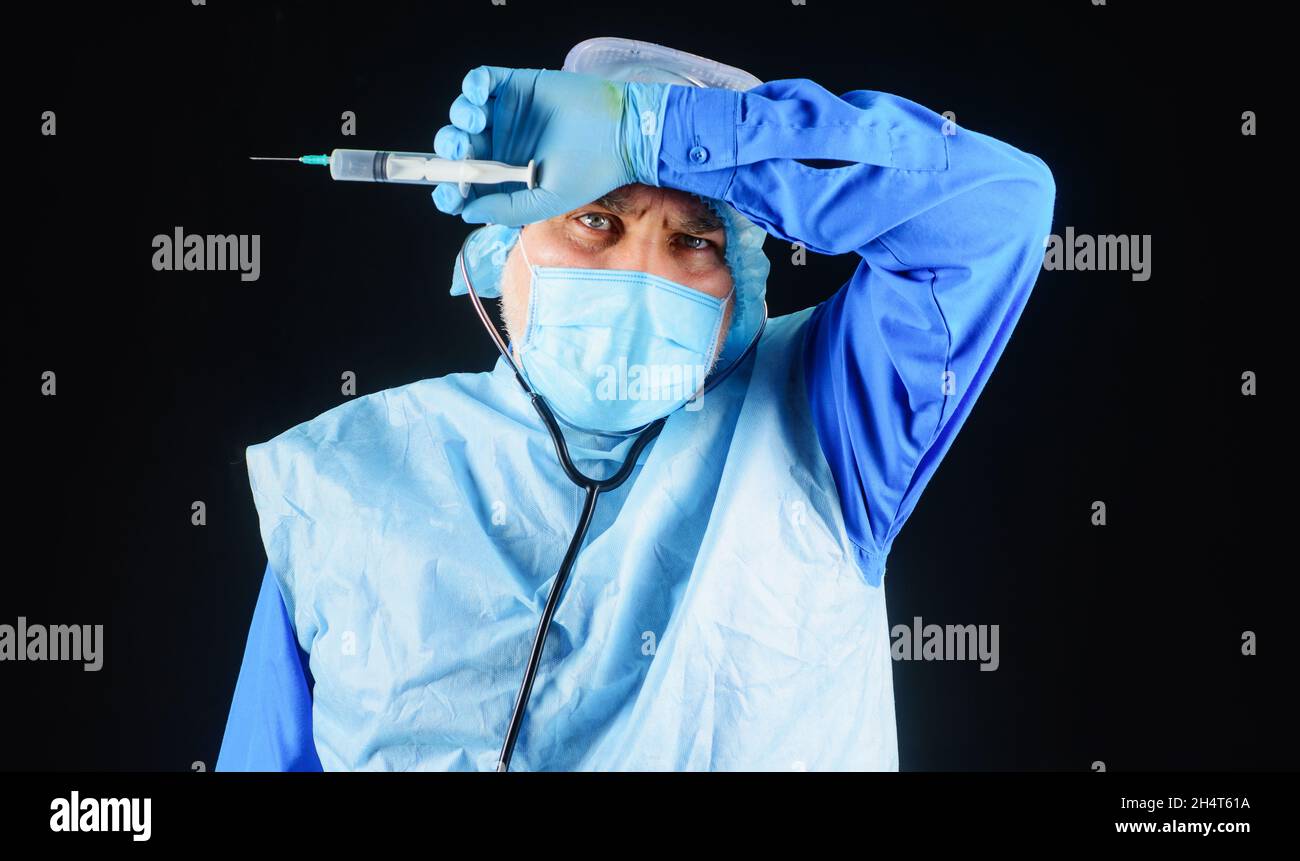 Vaccinazione. Medico in maschera medica e guanti con siringa con vaccino COVID-19. Coronavirus. Medicina e sanità. Foto Stock