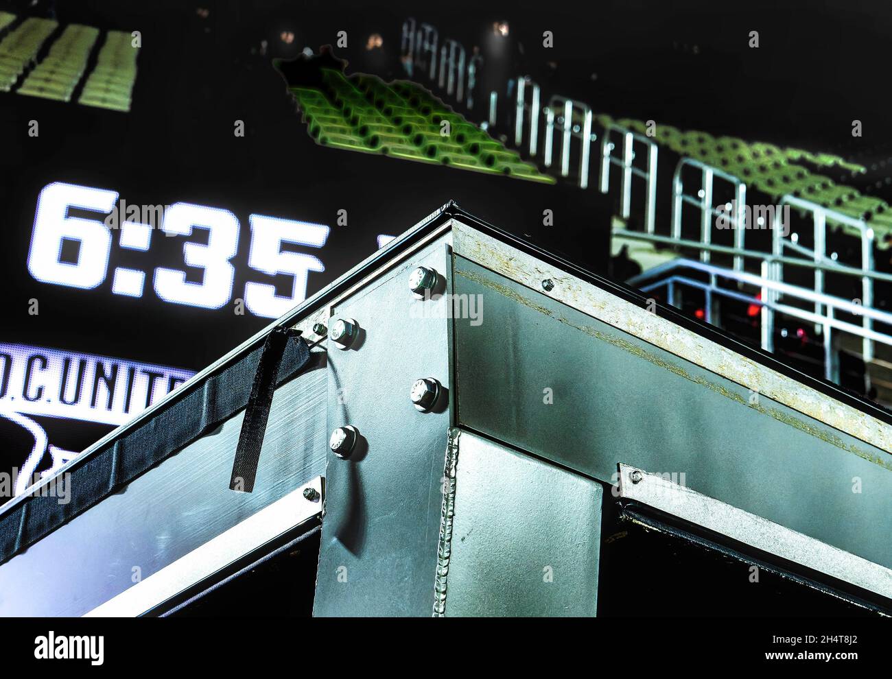 Bulloni e giunti all'interno di uno stadio di calcio Foto Stock