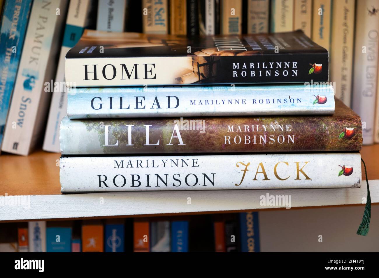 Libri titoli Home, Gilead, Lila e Jack libri copre romanzi su una libreria da una donna vincitrice di premi autore americano Marilynne Robinson KATHY DEWITT Foto Stock