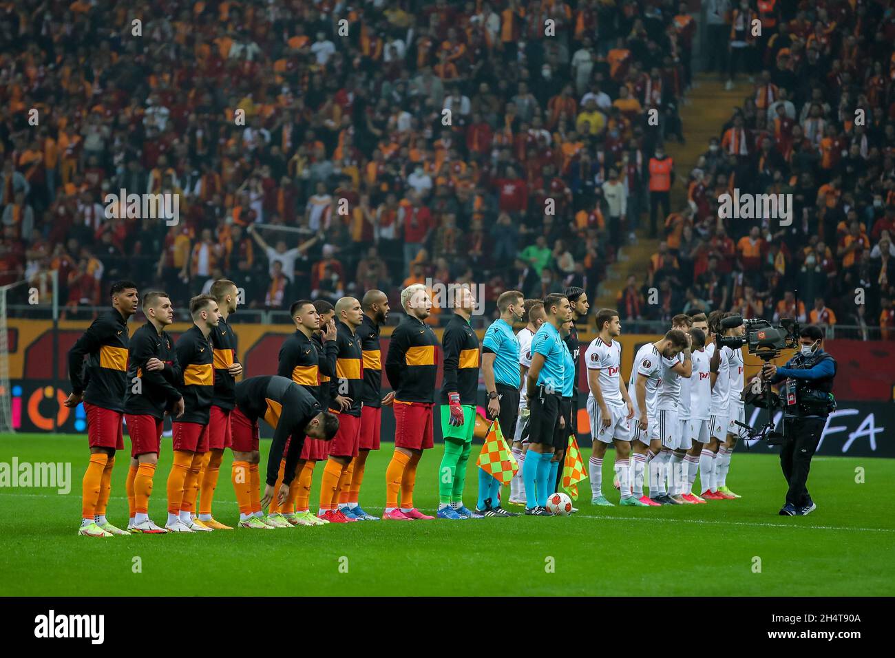 INSTABUL, TURCHIA - 4 NOVEMBRE: Fila di entrambe le squadre durante la partita UEFA Europa League tra Galatasaray e Lokomotiv Moskou al NEF Stadyumu il 4 novembre 2021 a Instabul, Turchia (Foto di TUR/Orange Pictures) Foto Stock