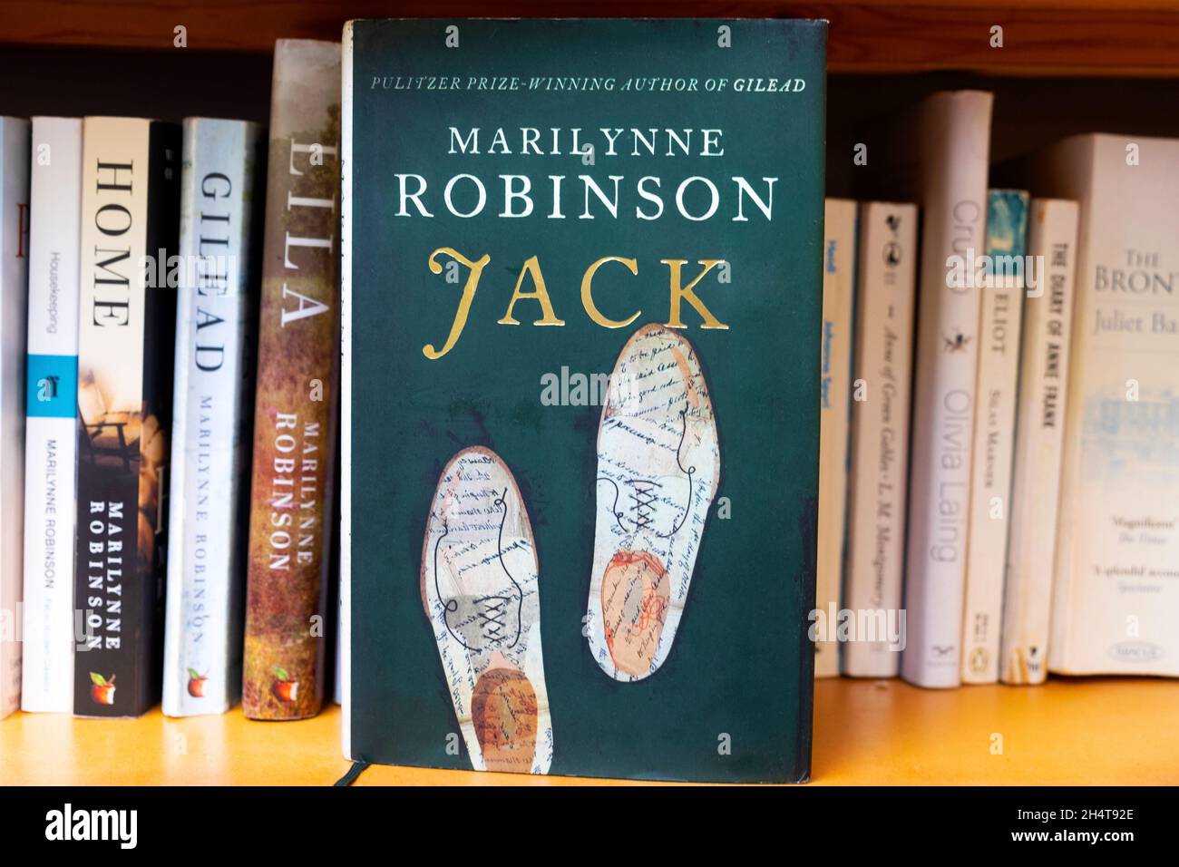 Casa, Gilead, Lila e Jack copertina libri romanzi su una libreria da donna vincitrice di premi scrittore americano scrittore romanziere Marilynne Robinson KATHY DEWITT Foto Stock