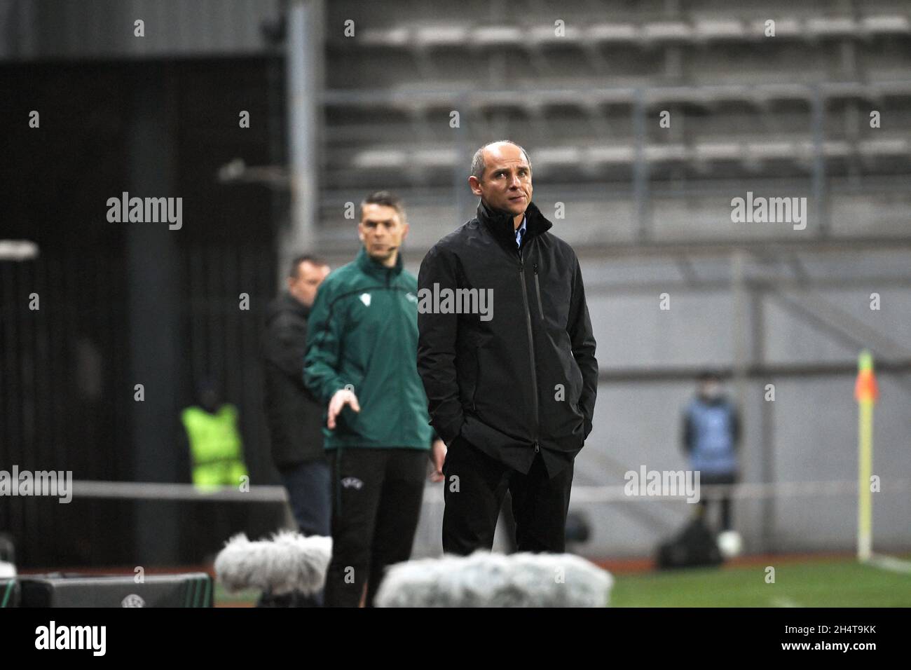 ZAPORIZHZHIA, UCRAINA - 4 NOVEMBRE 2021 - Manager di FC Zorya Luhansk Viktor Skrypnyk è raffigurato a margine durante il 2021/2022 UEFA Europa Conference League Matchday 4 Group C game contro PFC CSKA-Sofia alla Slavutych Arena, Zaporizhzhzhia, Ucraina sud-orientale. Foto Stock