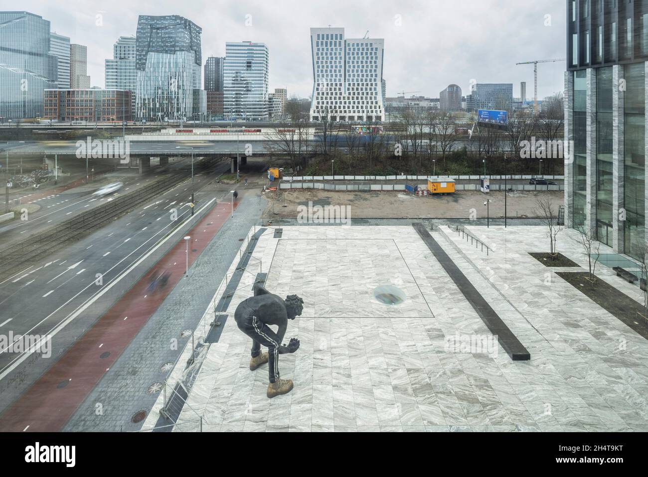 Vista esterna della piazza con opere d'arte pubbliche. Tribunale di Amsterdam, Amsterdam, Paesi Bassi. Architetto: KAAN, 2021. Foto Stock