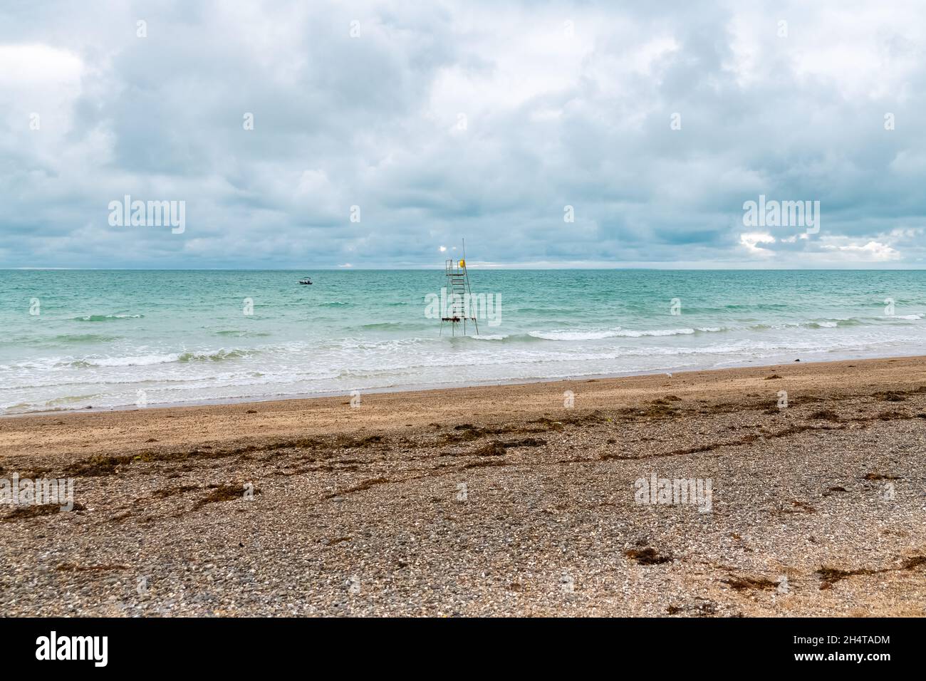Spiaggia di Agon-Coutainville in Normandia, con un diving board in mare Foto Stock