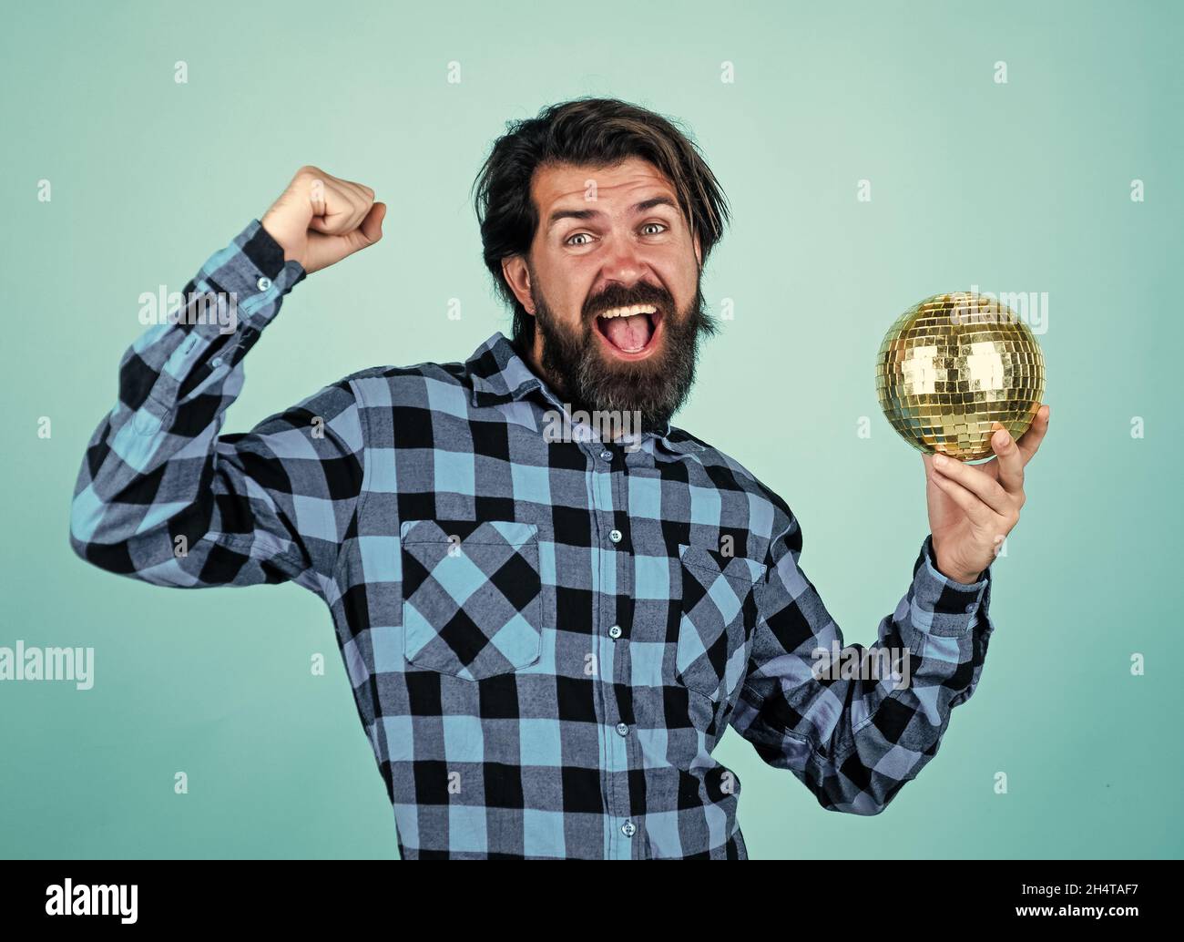 decorazioni natalizie buon compleanno.. divertente uomo bearded con palla da disco. brutale ragazzo indossa una camicia a scacchi. il maschio ha un'atmosfera divertente. bella festa hipster Foto Stock