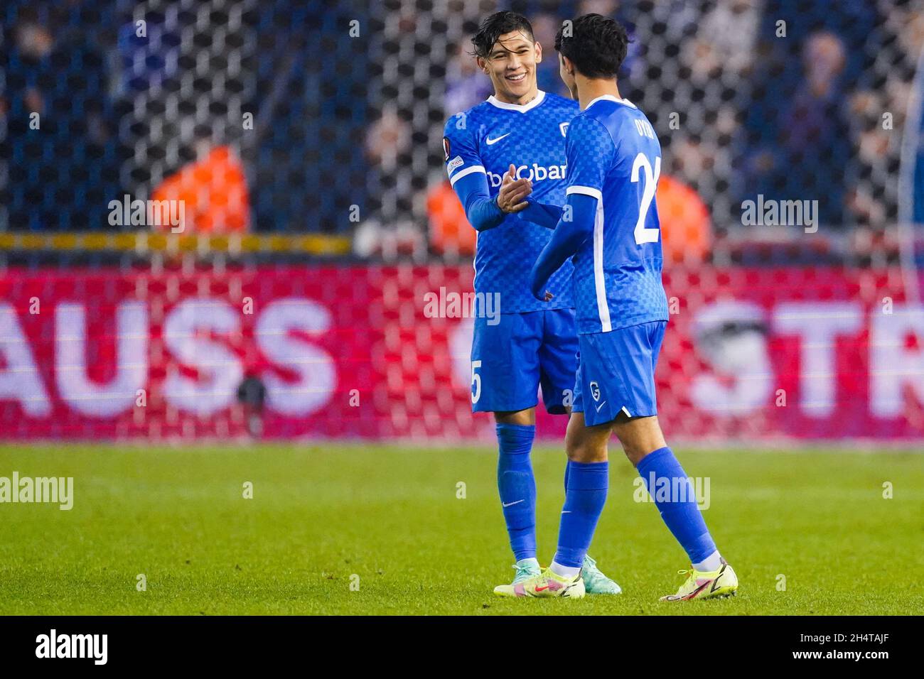 GENK, BELGIO - 4 NOVEMBRE: Gerardo Arteaga di KRC Genk e Luca Oyen di KRC Genk durante il Gruppo H - UEFA Europa League partita tra KRC Genk e West Ham United alla Cegeka Arena il 4 novembre 2021 a Genk, Belgio (Foto di Joris Verwijst/Orange Pictures) Foto Stock