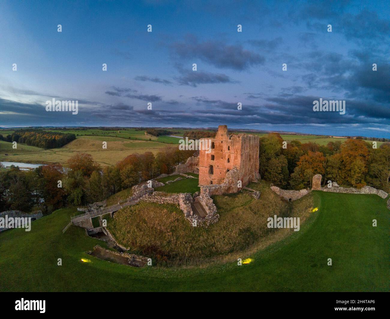 Il castello di Norham uno dei più importanti dei castelli di confine è stato costruito nel 1121 dai Vescovi di Durham una lunga e turbolenta storia ha visto molte famose Foto Stock