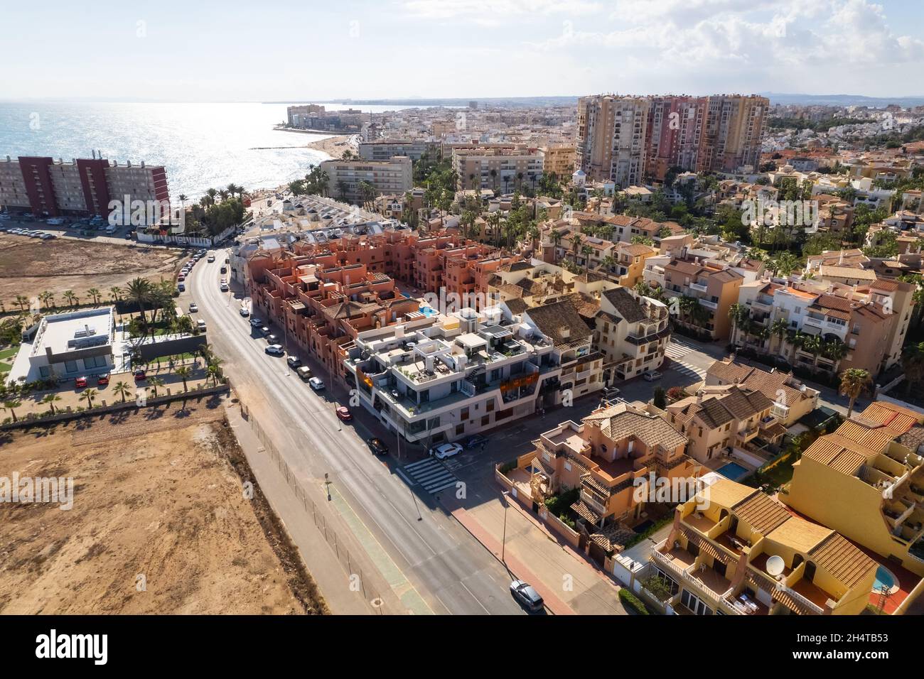 Punto di vista drone località turistica spagnola città di Torrevieja. Moderno edificio residenziale tetti, Mar Mediterraneo in giorno di sole. Holidaya, viaggi Foto Stock