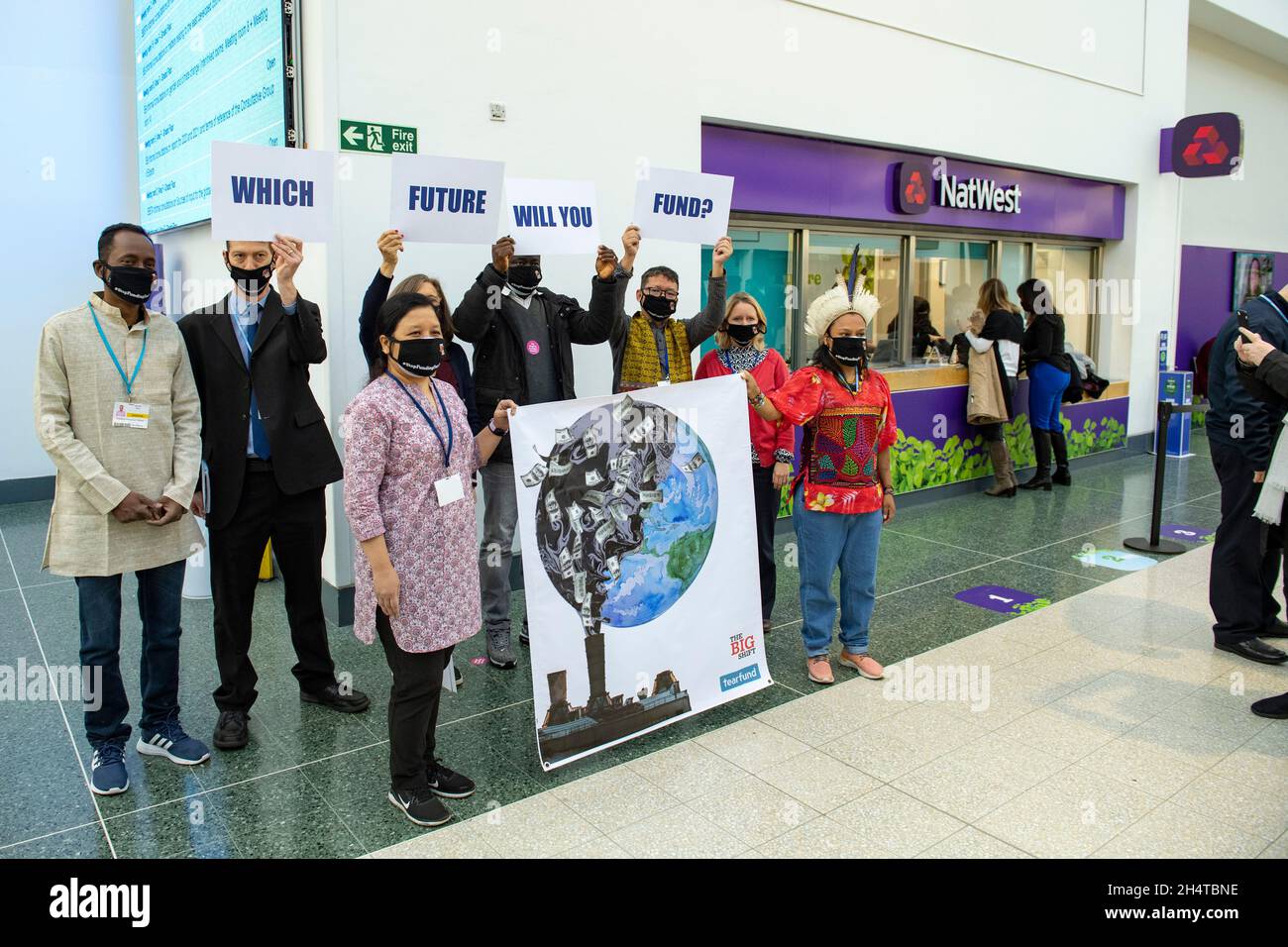 Glasgow, Scozia, Regno Unito. 4 novembre 2021. NELLA FOTO: Un gruppo di delegati della Conferenza sul cambiamento climatico COP26 è stato visto in una protesta al di fuori della NatWest Bank nell'edificio SECC del SEC Campus con i segnali che indicano "QUALE FUTURO FONDI?". Ciò avviene ieri, in cui la conferenza si è dedicata specificamente al fondo globale per il clima. Credit: Colin Fisher/Alamy Live News Foto Stock