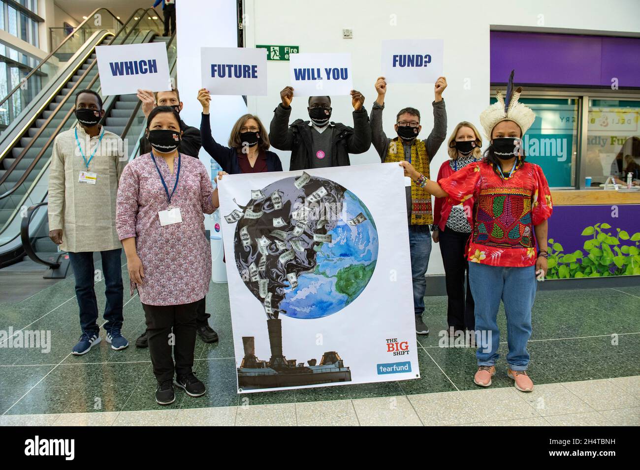 Glasgow, Scozia, Regno Unito. 4 novembre 2021. NELLA FOTO: Un gruppo di delegati della Conferenza sul cambiamento climatico COP26 è stato visto in una protesta al di fuori della NatWest Bank nell'edificio SECC del SEC Campus con i segnali che indicano "QUALE FUTURO FONDI?". Ciò avviene ieri, in cui la conferenza si è dedicata specificamente al fondo globale per il clima. Credit: Colin Fisher/Alamy Live News Foto Stock